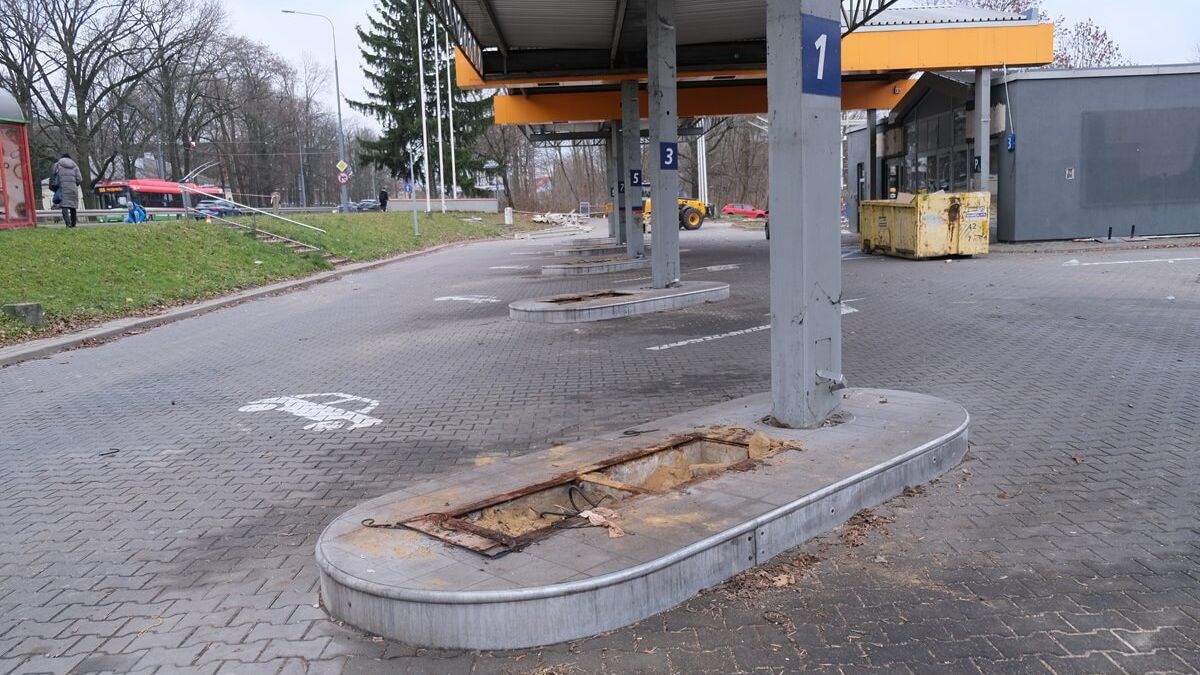 Zdemontowane elementy stacji paliw Circle K przy al. Kraśnickiej