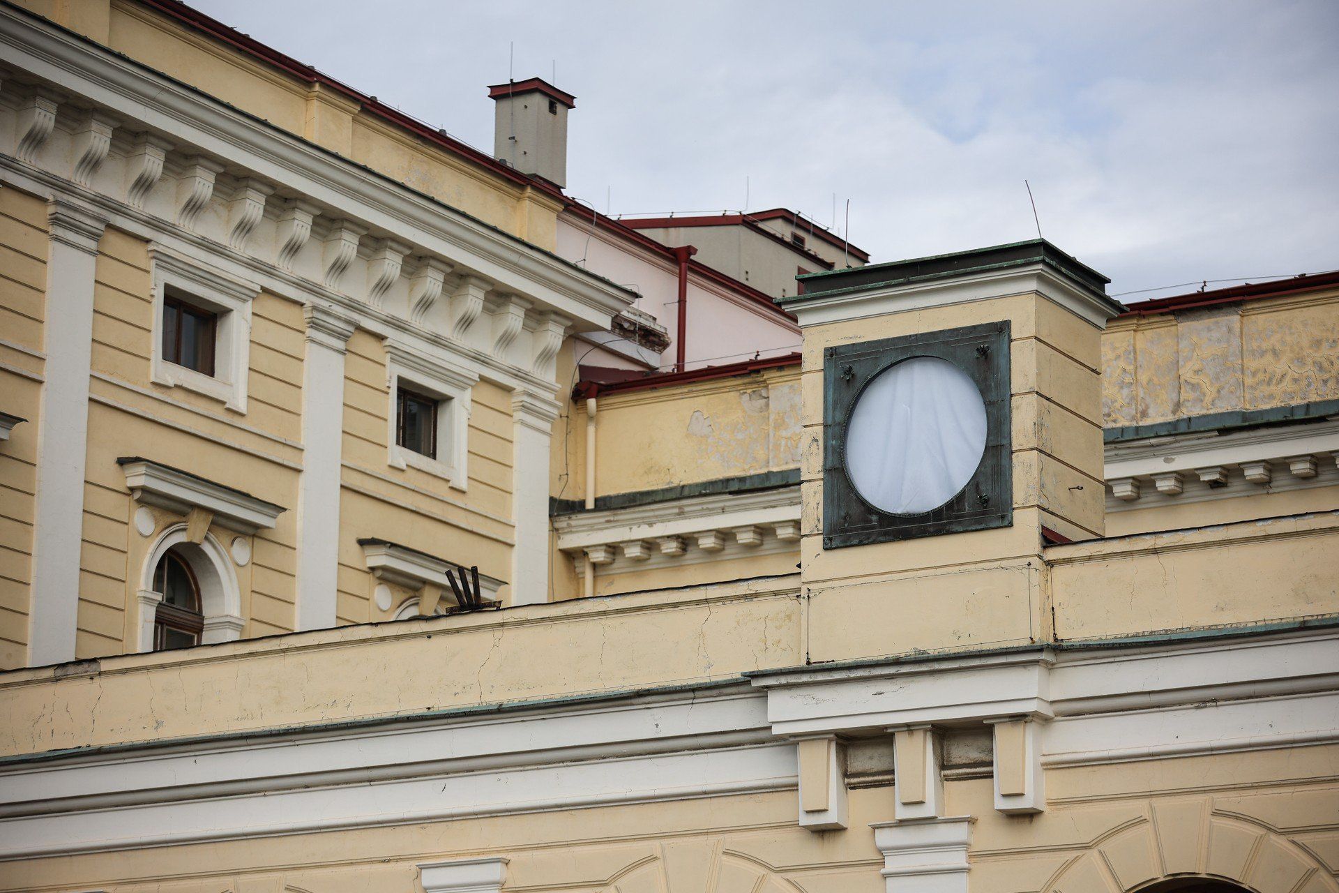 PKP nie planuje przywrócenia zegara, na który w przeszłości mogli zerkać podróżni zmierzający na dworzec i po którym zostało puste miejsce