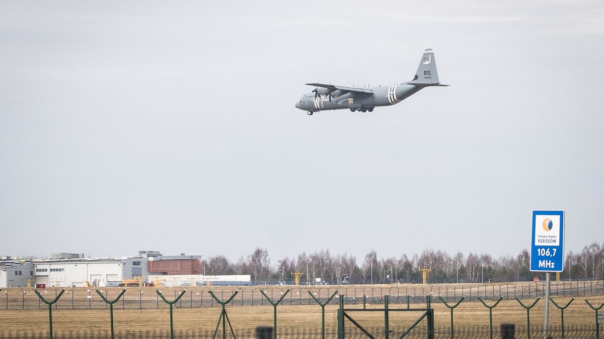 Wojska USA lądujące na lotnisku w Jasionce