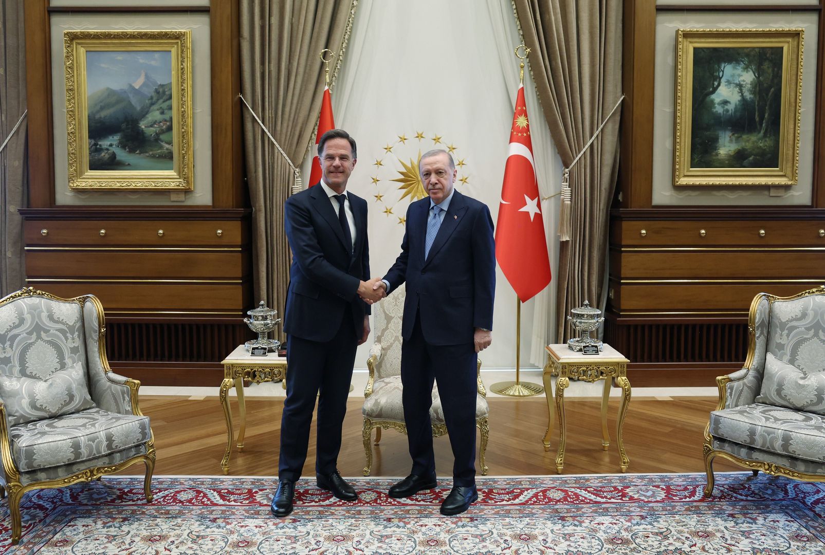 A handout photo made available by the Turkish Presidential Press Office shows Turkish President Recep Tayyip Erdogan (R) and NATO Secretary General Mark Rutte (L) shaking hands during their meeting in Ankara, Turkey, 13 May 2025. Rutte's visit to Ankara comes ahead of an informal meeting of NATO foreign ministers taking place in Antalya on 14 and 15 May. EPA/TURKISH PRESIDENTIAL PRESS OFFICE HANDOUT HANDOUT EDITORIAL USE ONLY/NO SALES Dostawca: PAP/EPA.