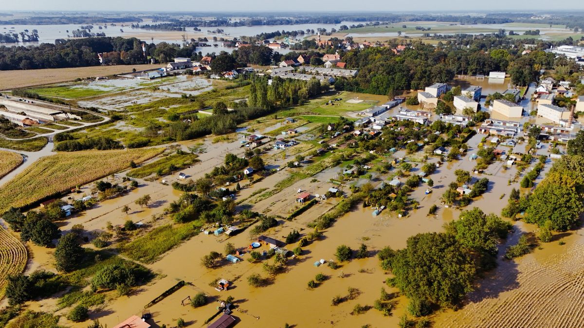 Skorogoszcz, 17.09.2024. Zalane tereny w miejscowości Skorogoszcz, 17 bm. Niż genueński, który dotarł nad Polskę w czwartek 12 września, odpowiadał za załamanie pogody i ulewne deszcze w południowej części kraju. (ad) PAP/Michał Meissner