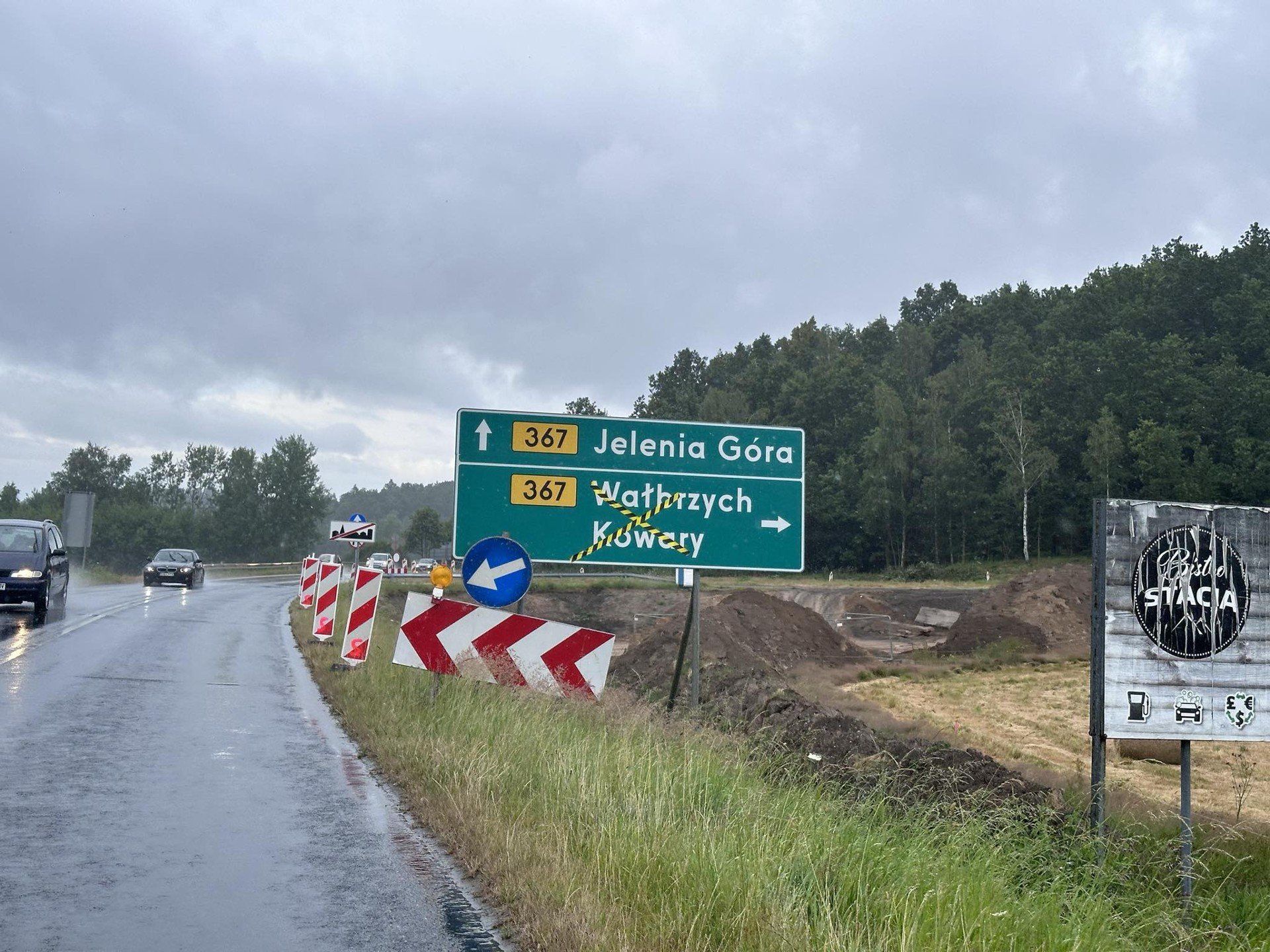 9.07.2025 budowa ronda na skrzyżowaniu w Łomnicy