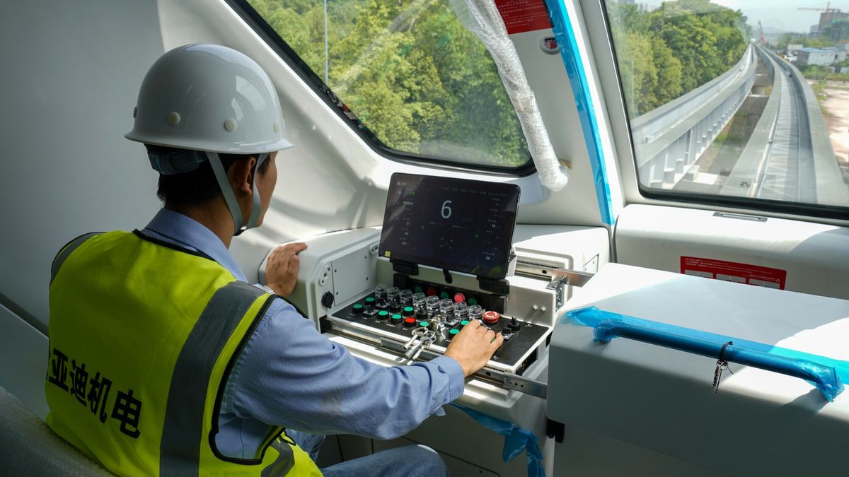 Testy chi?skiego poci?gu BYD
(200603) -- CHONGQING, June 3, 2020 (Xinhua) -- An engineer tests the autopiloting system of a BYD SkyShuttle train during a trial operation in Bishan District of southwest China's Chongqing, June 3, 2020.   Chongqing's first SkyShuttle rail transit project has been unveiled recently, featuring electric-powered, rubber-wheeled trains running on a 15.4-km rail line with 15 stations. The project will provide passengers with quiet and safe travel services upon its estimated public operation in September 2020. (Xinhua/Liu Chan)
Liu Chan