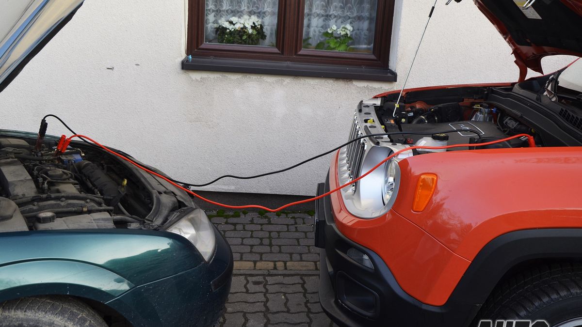 Diesla najlepiej uruchamiać z kabli przy pomocy innego diesla. Akumulator silnika benzynowego może być za słaby.