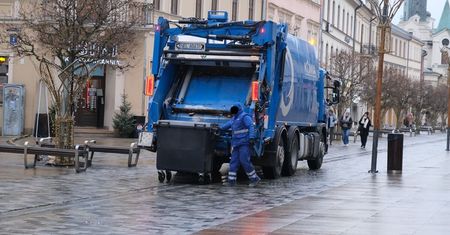 Mieszkańcy utoną w śmieciach? Siedem dzielnic nadal bez firmy odbierającej odpady