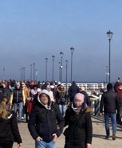 Tłumy nad polskim morzem. "Na plaży było aż czarno"