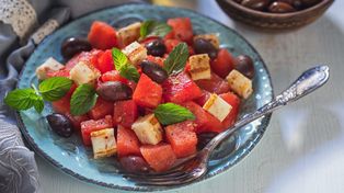 Masz dość fety? Zrób sałatkę z arbuzem i halloumi. Oto prosty przepis dla łaknących orzeźwienia