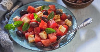 Masz dość fety? Zrób sałatkę z arbuzem i halloumi. Oto prosty przepis dla łaknących orzeźwienia