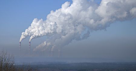 Trują środowisko i dostają pomoc państwa. Rocznie nawet 1,8 bln dolarów