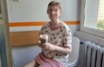 Przez 30 lat żyła w zamknięciu. Teraz chodzi do fryzjera i je lody