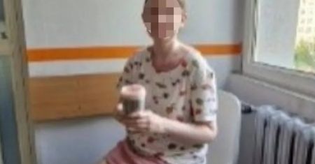 Przez 30 lat żyła w zamknięciu. Teraz chodzi do fryzjera i je lody