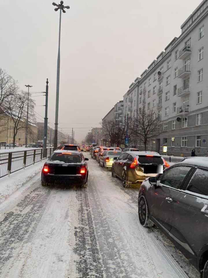 Warszawa. Kierowcy w korku na Ochocie