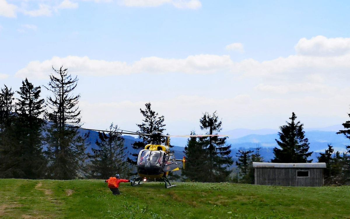 Beskidy. 53-letni turysta z Rysianki helikopterem trafił do szpitala.