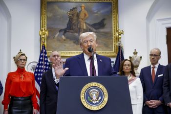 Działo się w nocy. Trump ogłosił "silne uderzenie" w Syrii