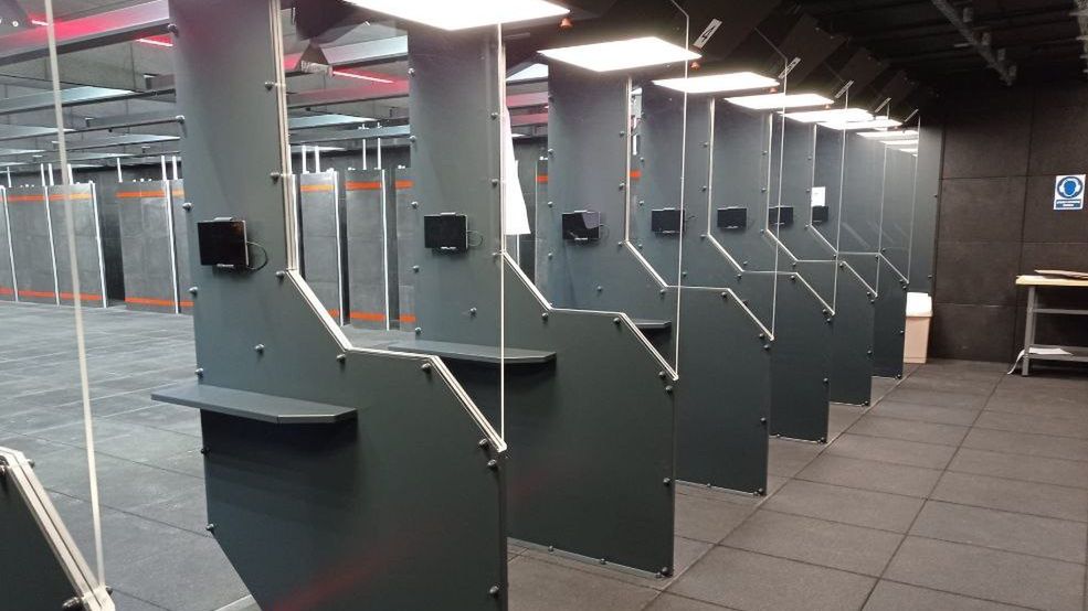 Wnętrze policyjnej strzelnicy na Bemowie