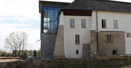 Tak wygląda pałac w Kurozwętach po remoncie. Internauci nie kryją zażenowania