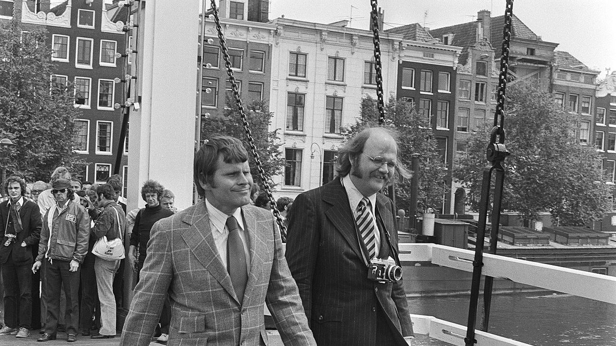 Bruce Glover (z lewej) jako Mr Wint z Putterem Smithem (Mr Kidd)