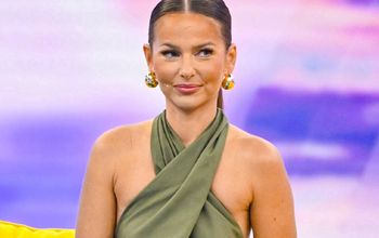 Wskoczyła w jeansową mini. Jej buty to absolutny hit