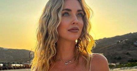 Włoska "it girl" w bardzo odważnej kreacji. Tak spacerowała po plaży