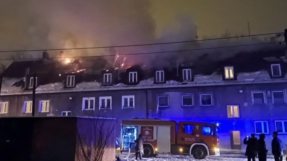 Pożar wybuchł wieczorem w środę. Strażacy ugasili ogień po półno