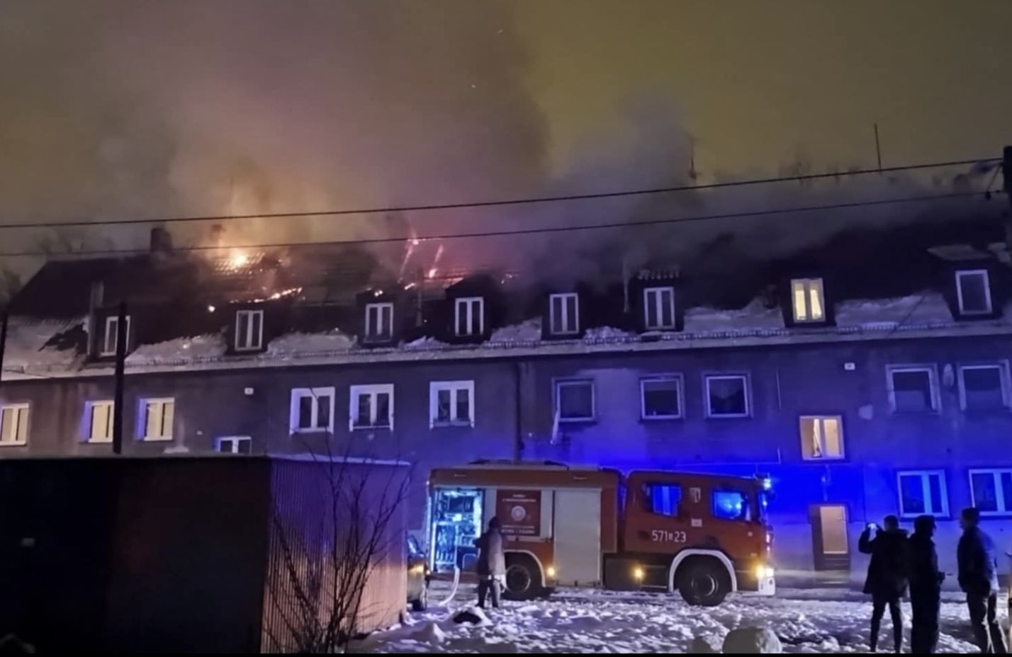 Pożar wybuchł wieczorem w środę. Strażacy ugasili ogień po półno
