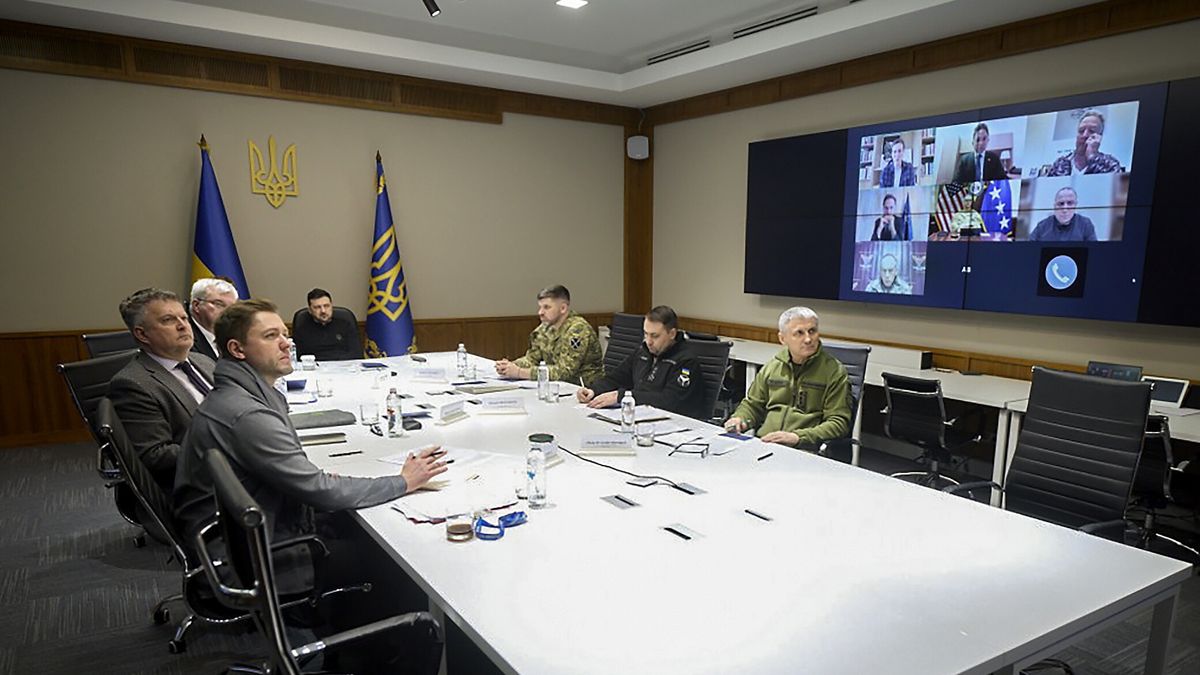 A handout picture made available by the Ukrainian Presidential Press Service shows Ukrainian President Volodymyr Zelensky (C), alongside members of his team, holding a video call with US officials centered on one of the three key peace documents, in Kyiv, Ukraine, 11 December 2025, amid the Russian invasion. Zelensky confirmed on his X social media account that 'a constructive and in-depth discussion with the American team' took place regarding 'one of the three documents we are currently working on' identifying the topic as security guarantees. EPA/UKRAINIAN PRESIDENTIAL PRESS SERVICE HANDOUT HANDOUT EDITORIAL USE ONLY/NO SALES Dostawca: PAP/EPA.