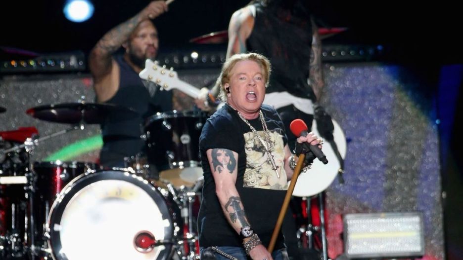 Axl Rose rzucił w fankę mikrofonem