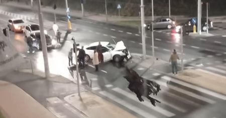 Huk i wstrząs w pobliskich mieszkaniach. Citroen z impetem uderzył w sygnalizator, kierowca był zakleszczony