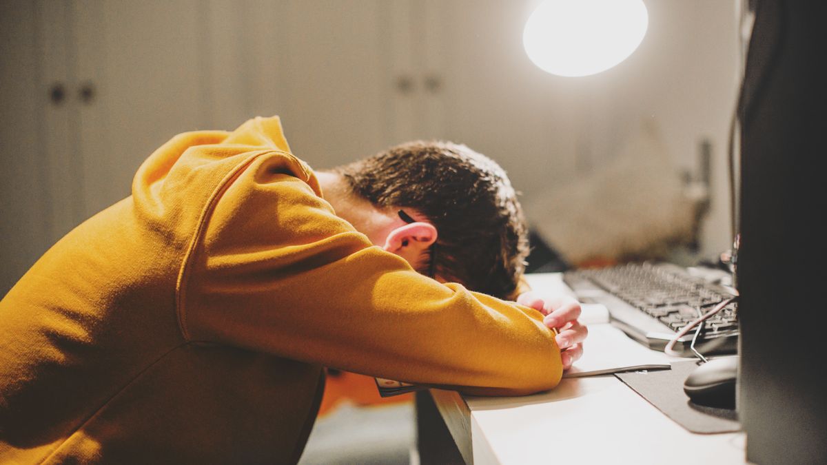 stressed studentstrssed student tired in desktopCarol Yepes