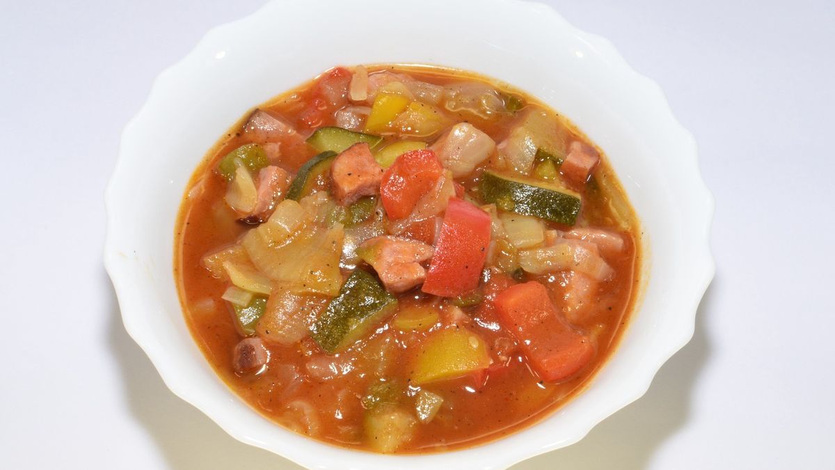 Leczo to idealny pomysł na sycący obiad dla całej rodziny.