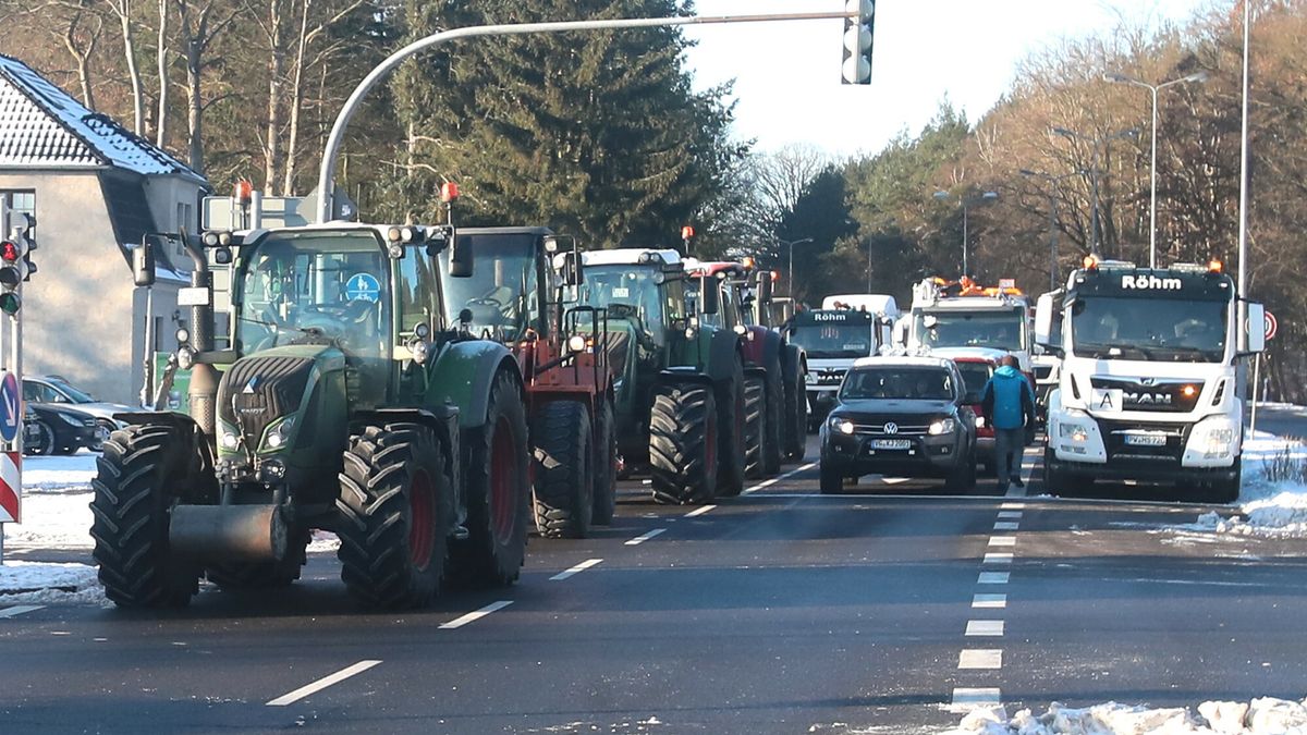 Og�lnokrajowy protest rolnik�w w Niemczech
ZACHODNIOPOMORSKIE LUBIESZYN 08 01 2024PROTEST NIEMIECKICH ROLNIKOW NA POLSKO NIEMIECKICH GRANICACH KTORE SA CALKOWINIE NIE PRZEJEZDNE W PROTESCIE WSPIERAJA ICH ROLNICY Z POLSKIEJ SOLIDARNOSCINA ZDJECIU PRZEJSCIE GRANICZNE W LUBIESZYNIEFOT. ANDRZEJ SZKOCKI / POLSKA PRESS
ANDRZEJ SZKOCKI/POLSKA PRESS