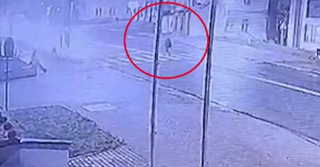 Przeleciała wiele metrów. Horror na pasach. Pokazali nagranie