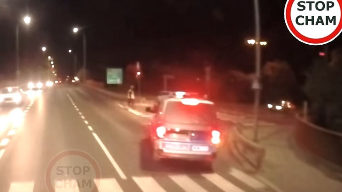 Nagranie hitem sieci. Tak pędził policyjny bus. 