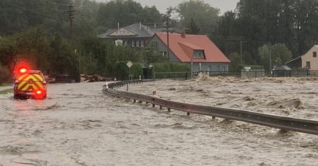 Dramatyczne sceny w Czechach. Poszukiwania ludzi w rzece, ewakuacja szpitala
