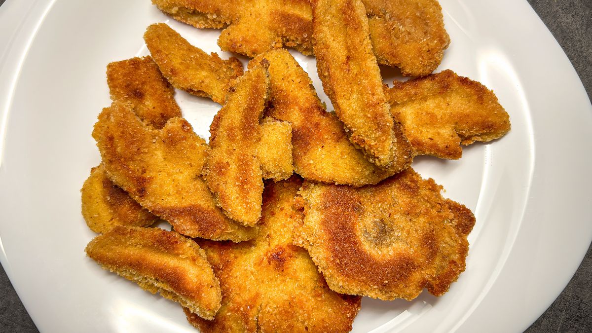 Pokrojone w kawałki i usmażone borowiki w panierce