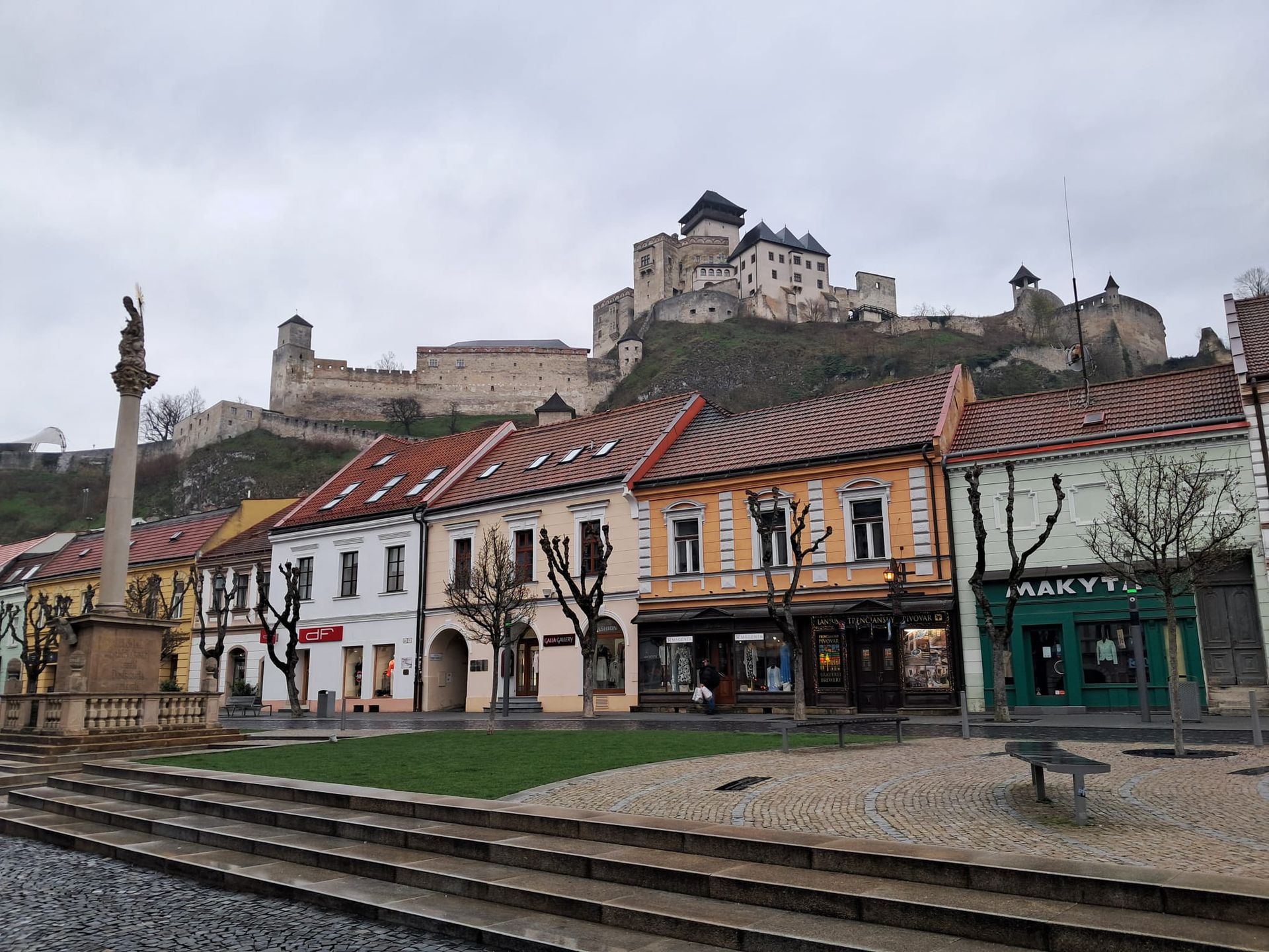 Górujący nad Trenczynem zamek urzeka nie tylko znawców historii