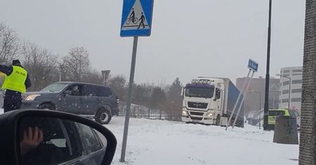 Wspólnymi siłami pomogli kierowcy ciężarówki wyjechać pod wzniesienie