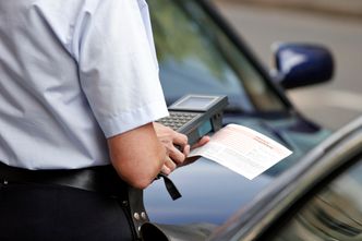 Mandat za jazdę w okularach. Oto co mówi prawo