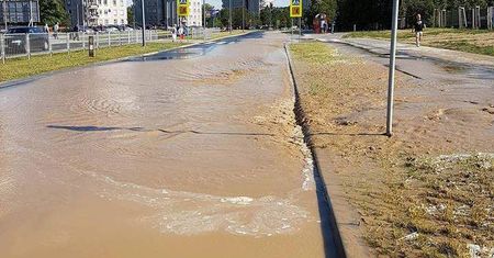 Ulica zamieniła się w rzekę. Awaria wodociągowa na al. Kompozytorów Polskich