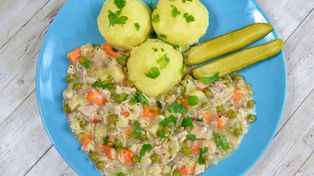 Potrawka z kurczakiem i warzywami z rosołu. Danie ekonomiczne, sycące i szybkie