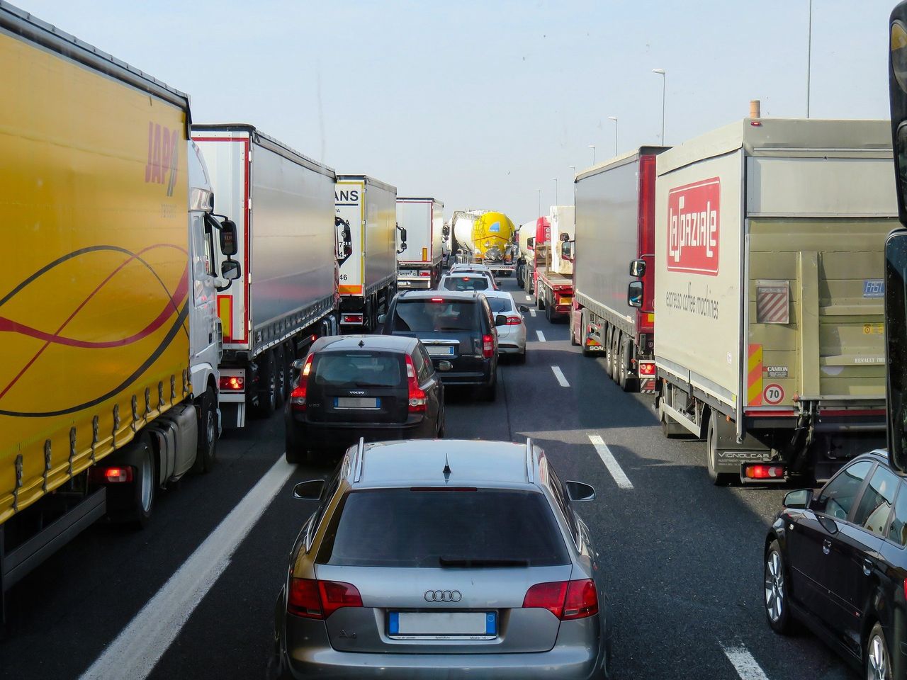 Śląskie. Na autostradzie A4 w Zabrzu z powodu stłuczki trzech samochodów kierowcy napotkali spore utrudnienia..