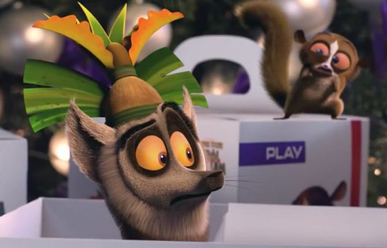 Król Julian z prezentami w bożonarodzeniowej kampanii Formuły Junior Box w Play (wideo)