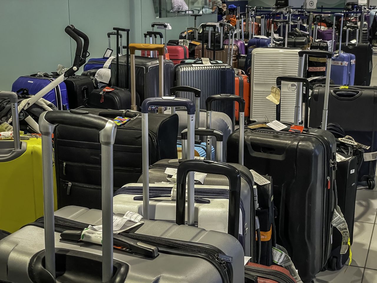 A trivial travel trick. Thanks to this, you'll easily recognize your luggage