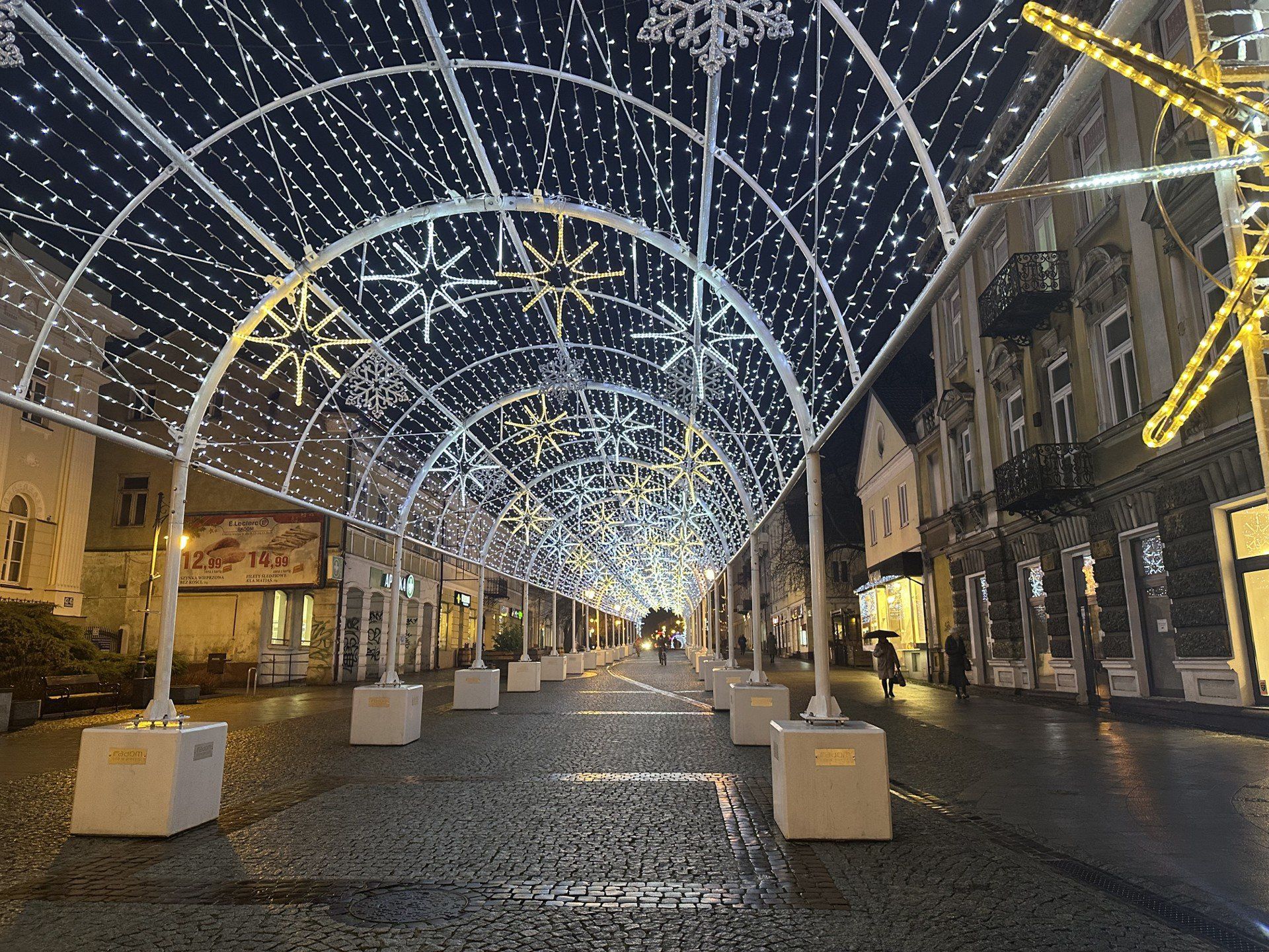 Tunel świetlny na deptaku Żeromskiego.