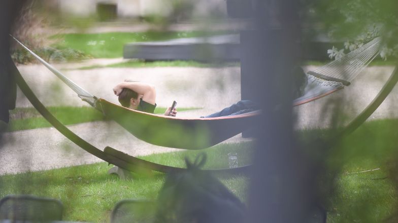 Maciej Musiał i relaks pod magnolią