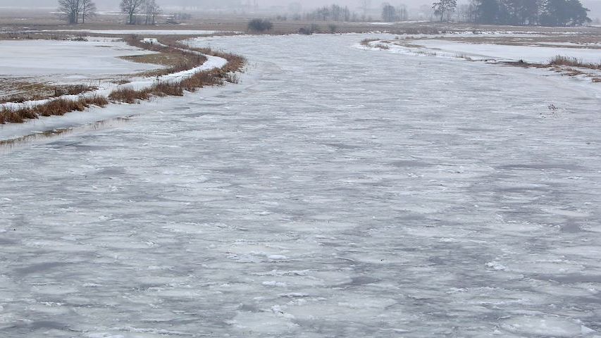 Zamarznięta rzeka (fot. Jan KUCHARZYK/East News)