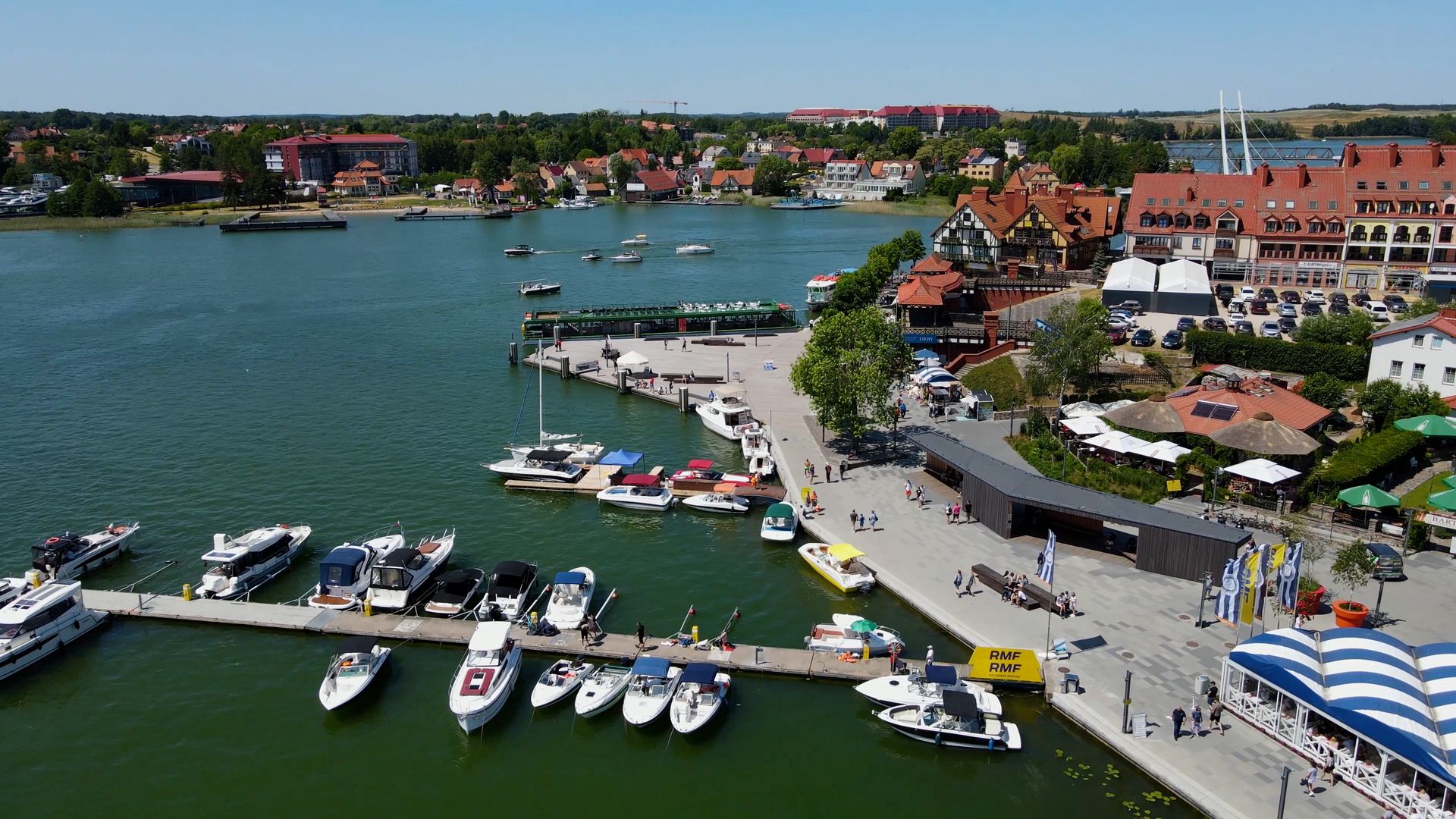 W sezonie sercem miasteczka staje się marina