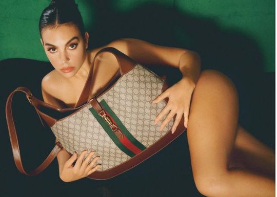 Georgina Rodriguez zasłania się drogą torebką