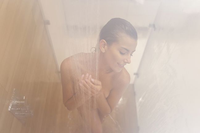 Gorąca woda pod prysznicem to największy wróg zdrowia i dobrej kondycji twoich włosów. Jeśli uwielbiasz gorący prysznic, to zmień jego temperaturę tylko na czas płukania umytych włosów