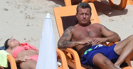 Mahoniowy Jarek Jakimowicz eksponuje 47-letnią muskulaturę na plaży w Międzyzdrojach (ZDJĘCIA)